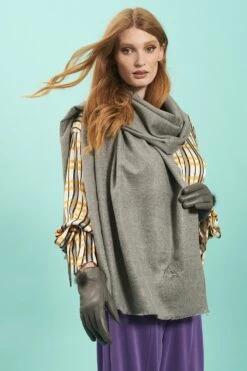JAYLEY Cashmere Blend Wrap In Grey With Fringed Hem And Logo