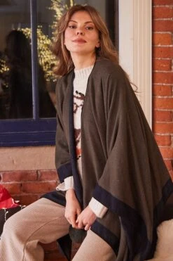 JAYLEY Green Luxury Reversible Cashmere Blend Pom Pom Wrap