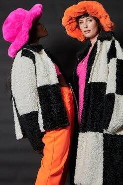 JAYLEY Hot Pink Faux Fur Oversized Hat -Deals Plain Midis Store jayley hot pink faux fur oversized hat p12658 85783 image