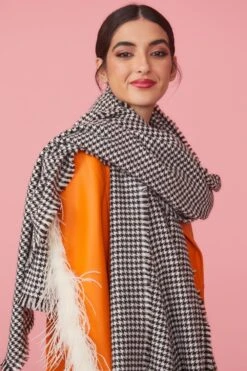 JAYLEY Monochrome Cashmere Blend Wrap -Deals Plain Midis Store jayley monochrome cashmere blend wrap p11766 82138 image