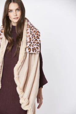 JAYLEY Pink Leopard Print Faux Fur Scarf