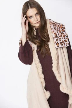 JAYLEY Pink Leopard Print Faux Fur Scarf -Deals Plain Midis Store jayley pink leopard print faux fur scarf p4649 61460 image