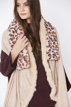 JAYLEY Pink Leopard Print Faux Fur Scarf -Deals Plain Midis Store jayley pink leopard print faux fur scarf p4649 61461 image