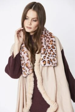 JAYLEY Pink Leopard Print Faux Fur Scarf -Deals Plain Midis Store jayley pink leopard print faux fur scarf p4649 61462 image