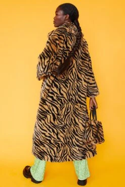 JAYLEY Tiger Print Faux Fur Bag -Deals Plain Midis Store jayley tiger print faux fur bag p4947 76467 image