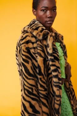 JAYLEY Tiger Print Faux Fur Bag -Deals Plain Midis Store jayley tiger print faux fur bag p4947 76468 image