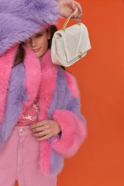 JAYLEY White Lulu Quilted Bag With Gold Chain And Snake Head Detail -Deals Plain Midis Store jayley white lulu quilted bag with gold chain and snake head detail p11677 81495 image