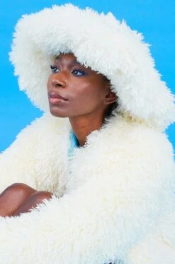 JAYLEY White Oversized Bamboo Fur Hat -Deals Plain Midis Store jayley white oversized bamboo fur hat p14302 93708 image
