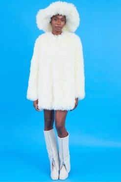 JAYLEY White Oversized Bamboo Fur Hat -Deals Plain Midis Store jayley white oversized bamboo fur hat p14302 93710 image